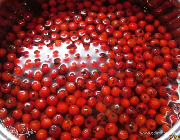 Воду сливаем, ягоды промываем.
Отправляем рябину в кастрюльку, заливаем литром воды, на сильном огне доводим до кипения.
