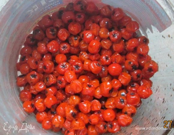 Отбрасываем на дуршлаг.
Насыпаем ягоды в бутылку, добавляем к ним сахар и лимонную кислоту, встряхиваем.
Вливаем водку, закрываем бутылку и убираем в темное место на 5 дней.
Вот какая красивая настоечка получается!
