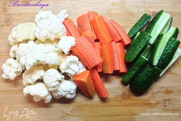 Все овощи вымыть и обсушить. Капусту разобрать на небольшие соцветия. Морковь очистить и нарезать крупными брусочками. Огурцы нарезать также брусочками. Лук и чеснок очистить. Если у Вас крупный шалот, то его можно разрезать на 2 (4 части). В одну миску сложить огурцы. В другую – цветную капусту и морковь. Овощи присыпать солью и оставить на 1 час. Слить выделившийся сок.