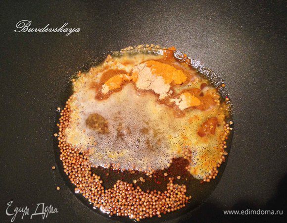 В большой глубокой сковороде с толстым дном, разогрейте растительное масло и положите семена кориандра и горчицы. Обжарить 30 секунд и добавьте горчичный порошок, куркуму, имбирь и муку. Обжаривайте еще 30 секунд, постоянно помешивая.