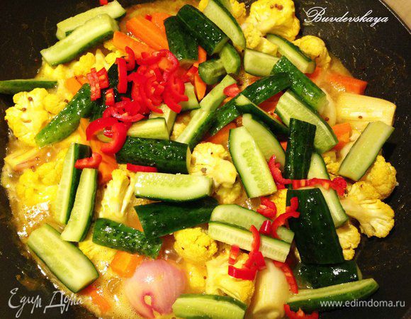 В маринад выложить цветную капусту, морковь, шалот и чеснок. Довести до кипения и готовить 7 минут. Добавить огурцы и нарезанный перец Чили. Снова довести до кипения и снять с огня. Разложить по стерилизованным банкам и закрыть. Дать постоять 2 дня и можно пробовать. ENJOY ! 