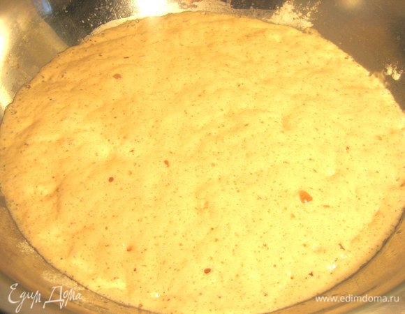 Ставим закваску для теста: смешиваем тёплое молоко,сахар,дрожжи,стакан муки и убираем в тёплое место минут на 20.