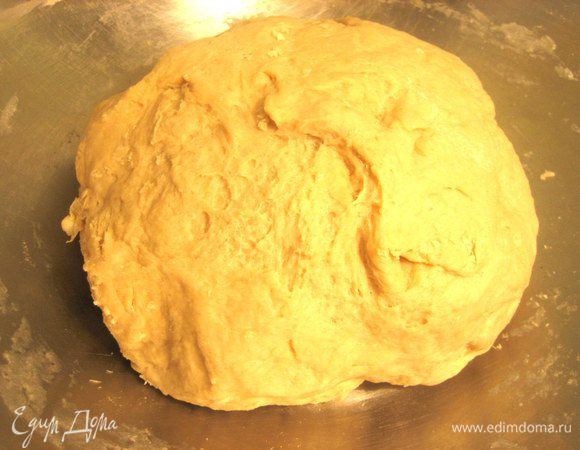 Замешиваем мягкое тесто и накроем полотенцем минут на 15.