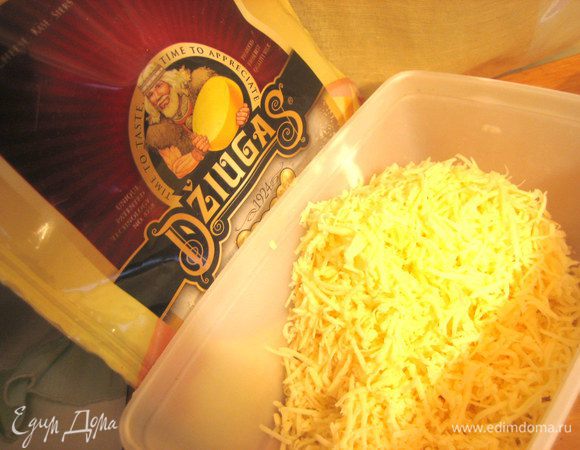 Отлично подойдёт тёртый сыр Джюгас!
