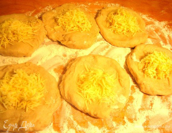 В центр немного тёртого сыра положим.