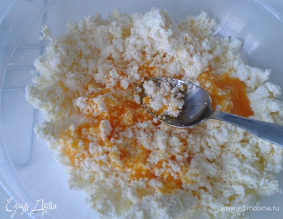 Отделить желтки и белки. В творог добавить 3 ст.л сахара, ваниль и желтки. Хорошо перемешать.