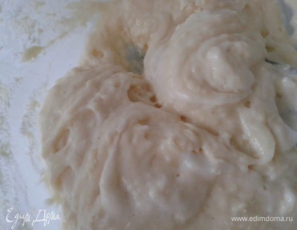 Взбить белки с сахаром, добавить просееную муку с разрыхлителем, аккуратно соединить белки с мукой.