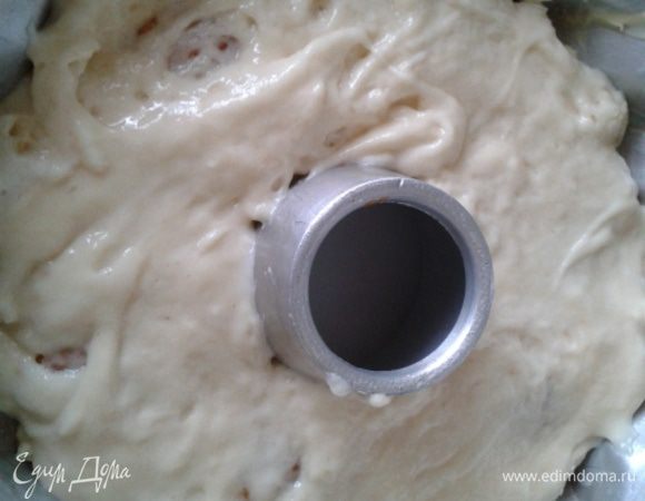 Емкость смазать сливочным маслом. Первым слоем выложить груши, вторым - творог, затем тесто. Выпекать в разогретой духовке при 180 С, 30-40 мин. Готовый пирог перевернуть и посыпать корицей.
