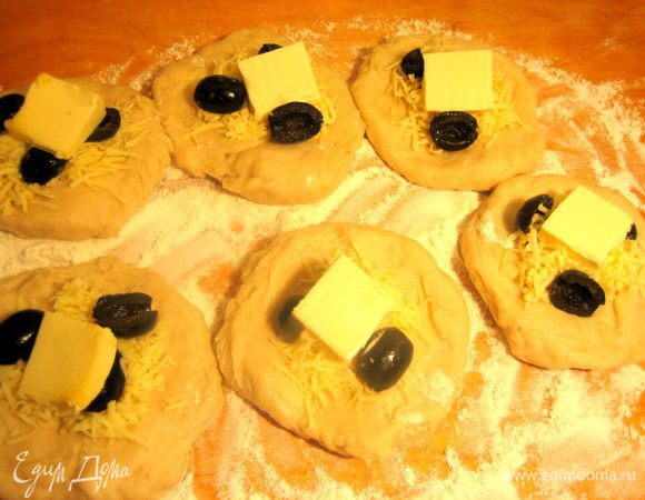 Кусочек плавленного сыра для более нежной структуры начинки.