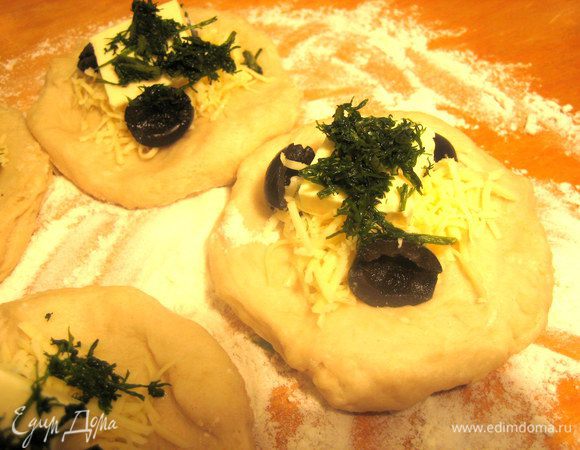 Щепотка нарезанного укропа сверху.