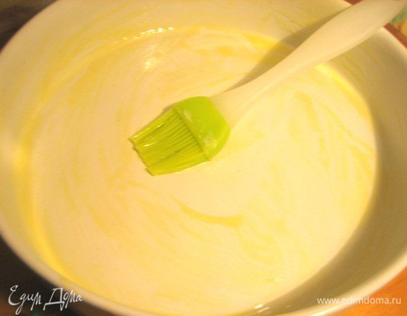 Круглую керамическую форму смазываем маслом..