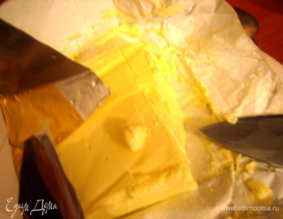 Духовку заранее включаем и растопим в ней кусочек сливочного масла в пиале.