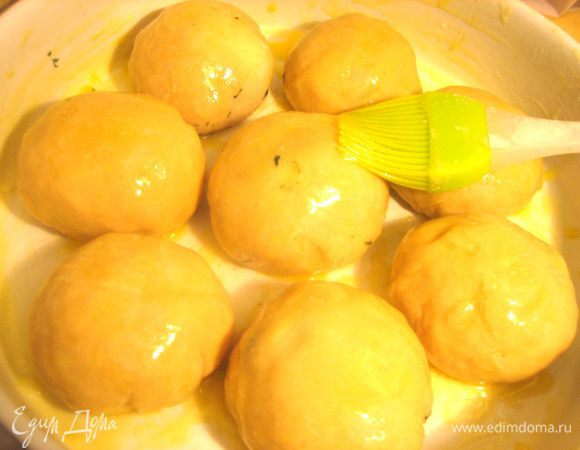 Смазываем маслом обильно все шарики-булочки.