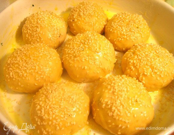 Посыпаем верх сезамом. Ставим в духовку на полчаса при 180*