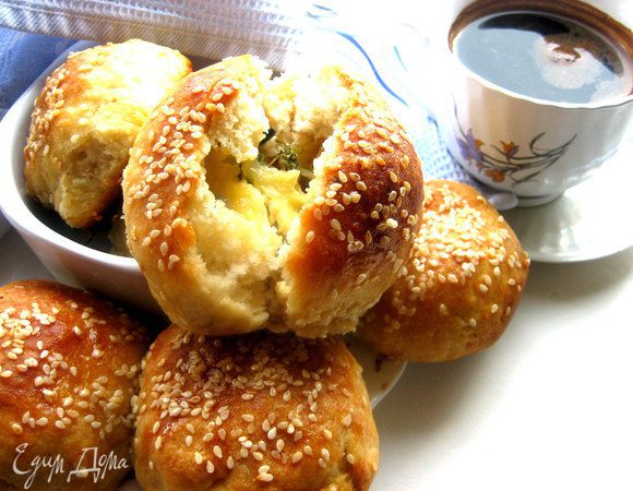 Можно испечь хлеб и одним большим караваем, но порционно всё же удобнее гораздо!