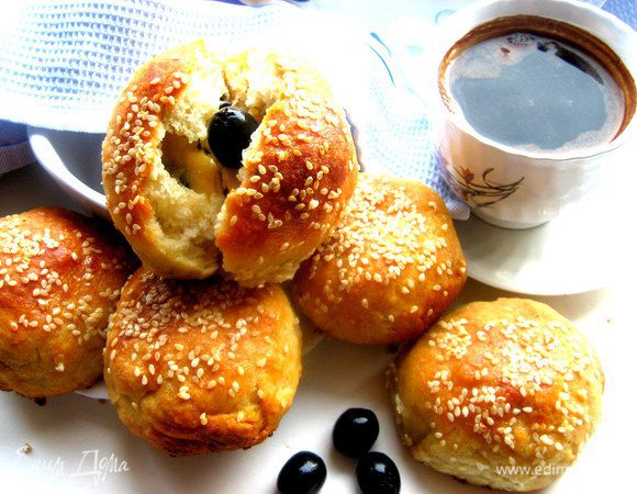 Сын отнёс пару горячих булочек другу и написал эсэмэску, что булочки супер и им очень понравились)))