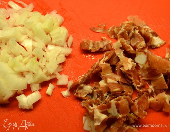 По истечении времени маринования мяса, нарезать кубиками лук и бекон. 