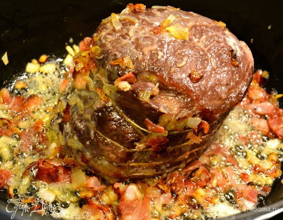 Поджарить мясо со всех сторон.