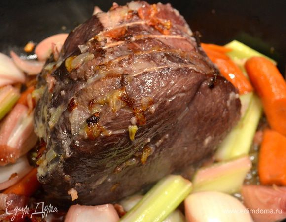 Посолить и поперчить. Добавить овощи из маринада и дать обжариться 3-4 минуты. 