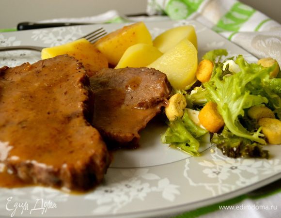 и подавайте уже на следующий день, нарезав не очень тонкими кусочками... Соус от мяса протереть через сито или подавить "толкушкой" для пюре. Гарнир - Ваш любимый...на выбор. По рецепту предлагается подать крупно нарезанный отварной картофель. 