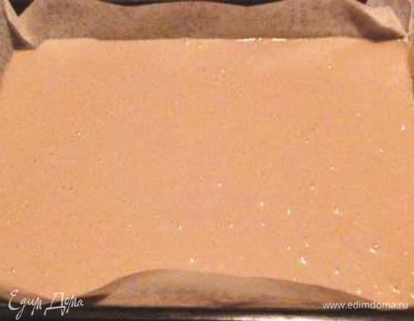 Выложить на противень с бортиками или в большую прямоугольную форму пергаментную бумагу, смазать маслом и вылить половину теста. Выпекать при температуре 200 градусов 20-30 мин. до пробы на сухую палочку. Также испечь и второй корж.