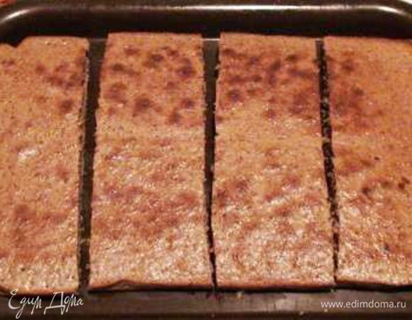 Коржи остудить и разрезать на одинаковые по ширине полоски (это будет высота нашего торта).  У меня получилось 8 полосок – 7 на лепестки цветка и 1 на серединку.