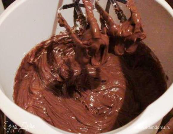 Соединить все ингредиенты для крема (они должны быть одинаковой температуры – иначе масло может свернуться) и взбить миксером.