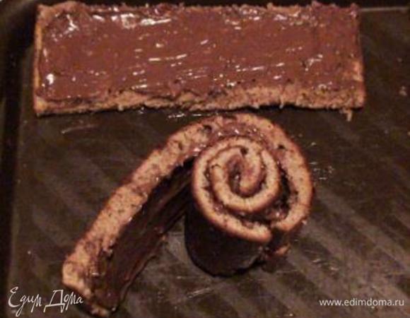 Все полоски намазать кремом.
Взять 1 полоску, свернуть ее в рулетик и вокруг обмотать 2-й полоской – получится серединка цветка. Поставить в центр блюда.