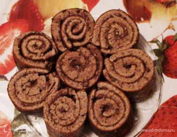 Точно также сформировать лепестки, склеивая части торта друг с другом кремом. Выложить лепестки на блюдо вокруг серединки.