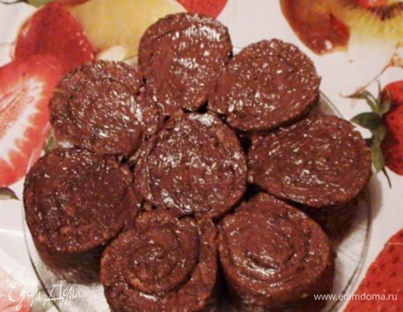 Сверху цветок намазать оставшимся кремом. Бока я не смазывала специально, чтобы было удобно брать кусочки, не пачкая рук. Но при желании можно смазать и бока, а затем присыпать, например, тертым шоколадом или крошкой.