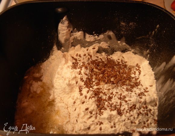 В хлебопечку кладем все ингридиенты. Ставим основную программу (4 часа).