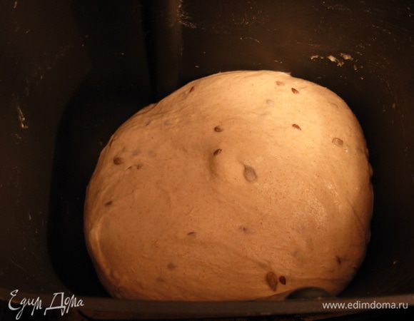 Обязательно при замесе, смотрим какой получается колобок.
Он должен держать форму, но в то же время быть мягким. Возможно потребуется подлить немного воды.
После замеса колобка, оставляем хлебопечку. Идем заниматься своими делами, пока не закончится весь процесс.