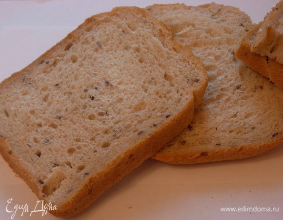 Разрезать можно чуть теплый(а не горячий хлеб), дабы не смять мякиш.
Приятного аппетита! 