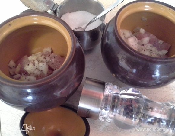 Укладываем в горшочки: мясо ,порезанное небольшими кусочками, сверху кладем нарезанный лук, немного перчим, солим, добавляем 1 ч.л сливочного масла. Наливаем 1/3, от заполненного объема горшочка, воды.
Ставим в разогретую до 150 градусов духовку, томим 1, 5 часа.