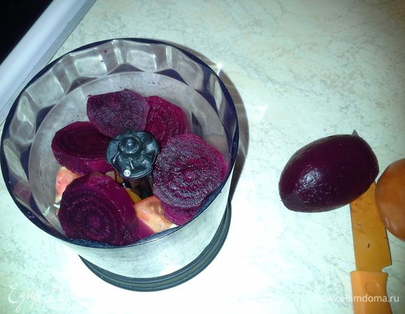 Пока готовится мясо, делаем соус.
Кладем в блендер, порезанную кусочками отварную свеклу, помидорки, солим, добавляем 1 ч.л оливк.масла.  