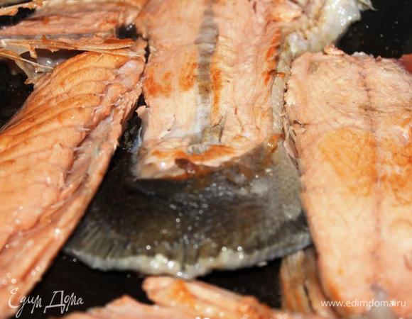 На раскаленной сковороде поджарить все куски рыбы до образования припёка с двух сторон. Огонь должен быть очень сильным, чтобы быстро образовался золотистый припек, но внутри рыба оставалась сырой. Выложить рыбу на поднос.