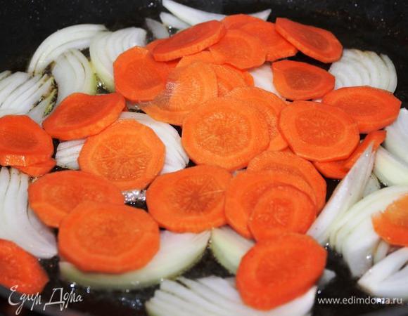 Лук, морковь и сельдерей очистить. Лук нарезать перышками, морковь кружочками, сельдерей тонкими ломтиками. В сковороде, в которой немного вытопился жир из рыбы, поджарить овощи с добавлением сахара для карамелизации (к сожалению, снимок с сельдереем не сделала).