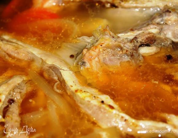 Как только вода закипит, убавить огонь до минимума, накрыть крышкой и варить минут 15-20 (до готовности картофеля, поскольку рыба была уже наполовину готова). Бульон становится прозрачным и золотистым.