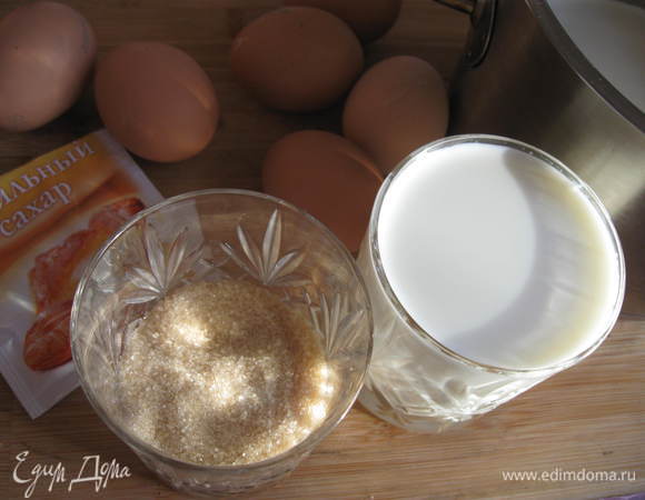 Подготовить все необходимое. Смешать молоко со сливками и довести до кипения, изредка помешивая. 