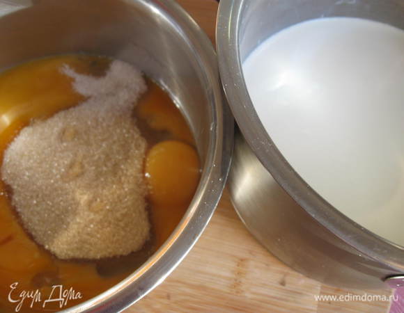 Отделить желтки  от белков (белки не понадобятся, но вы их можете использовать для украшения, к примеру, приготовить меренгу), в желтки добавить  сахар и ванильный сахар, перемешать.