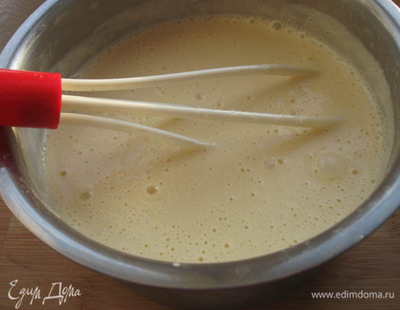  В желтки тонкой струйкой влить горячее молоко со сливками, постоянно помешивая венчиком смесь. Поставить получившуюся смесь на медленный огонь.  Постоянно помешивая венчиком, варить до загустения. У меня потребовалось 8 -10 минут (кастрюля с толстым дном, теплоемкая). Довести почти до кипения, но кипения не допускать.