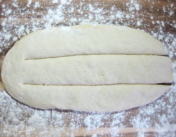 Разрезать тесто на три полоски.