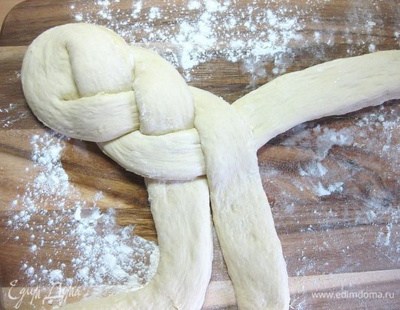 Заплести неплотную косичку, чтобы потом тесту было куда расти.