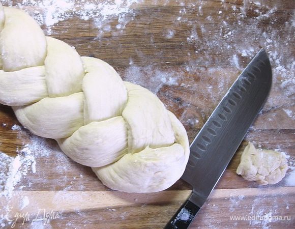 В конце защипнуть полоски и отрезать лишнее, чтобы получился ровный скругленный край плетенки, как в начале косички.