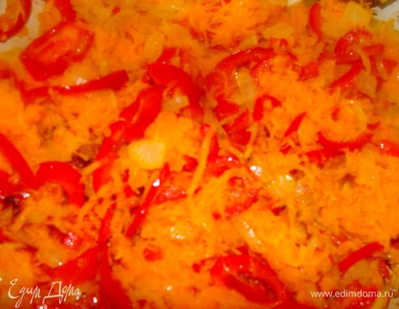 Подготовить все овощи. Очистить и помыть. Лук порезать полукольцами или 1/4 кольца. Перец порезать тонко, довольно длинными стебельками. Морковь потереть на терке. В сковороду налить раст. масло, обжарить немного лук, добвить моркови и перец, обжарить до полуготовности на среднем огне, переодически помешивая.