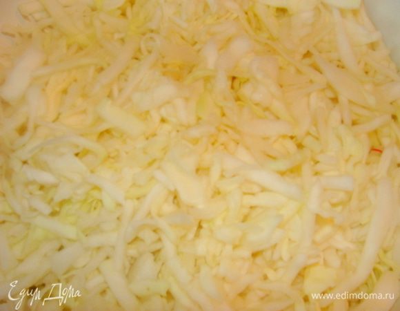 Капусту порезать довольно тонко и мелко. 
