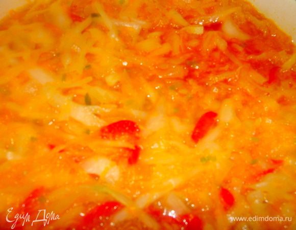  В кастрюлю налить воду, закипятить, переместить в нее овощи из сковороды, через пару манут заложить капусту. Видно, что суп уже приобретает красивый насыщенный цвет! Посолить.