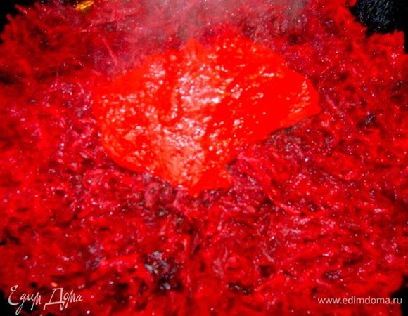 Тем временем, уже натертую свеклу обжарить практически до полной готовности в растительном масле, за 3 мин добавить томатную пасту, перемешать и протушить все вместе. В самом конце выдавить сок из 1/2 лимона.