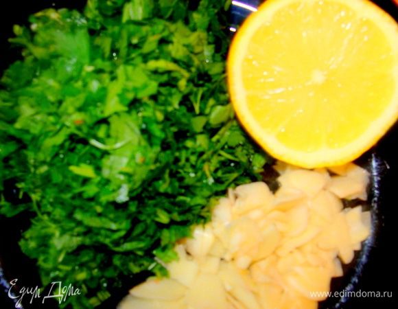 Петрушку мелко порезать. Чеснок порезать поперек дольки.