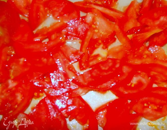Помидор порезать тонкими дольками и обжарить на сильном огне 1-2 минуты в сковороде из под овощей, не добавляя масла.